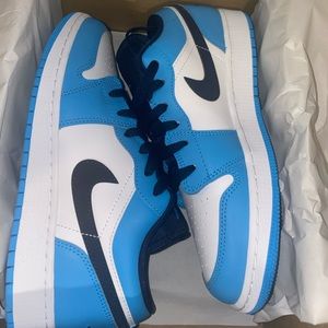 AIR JORDAN 1 LOW GS "UNC" — Y 6.5 // Womens 8